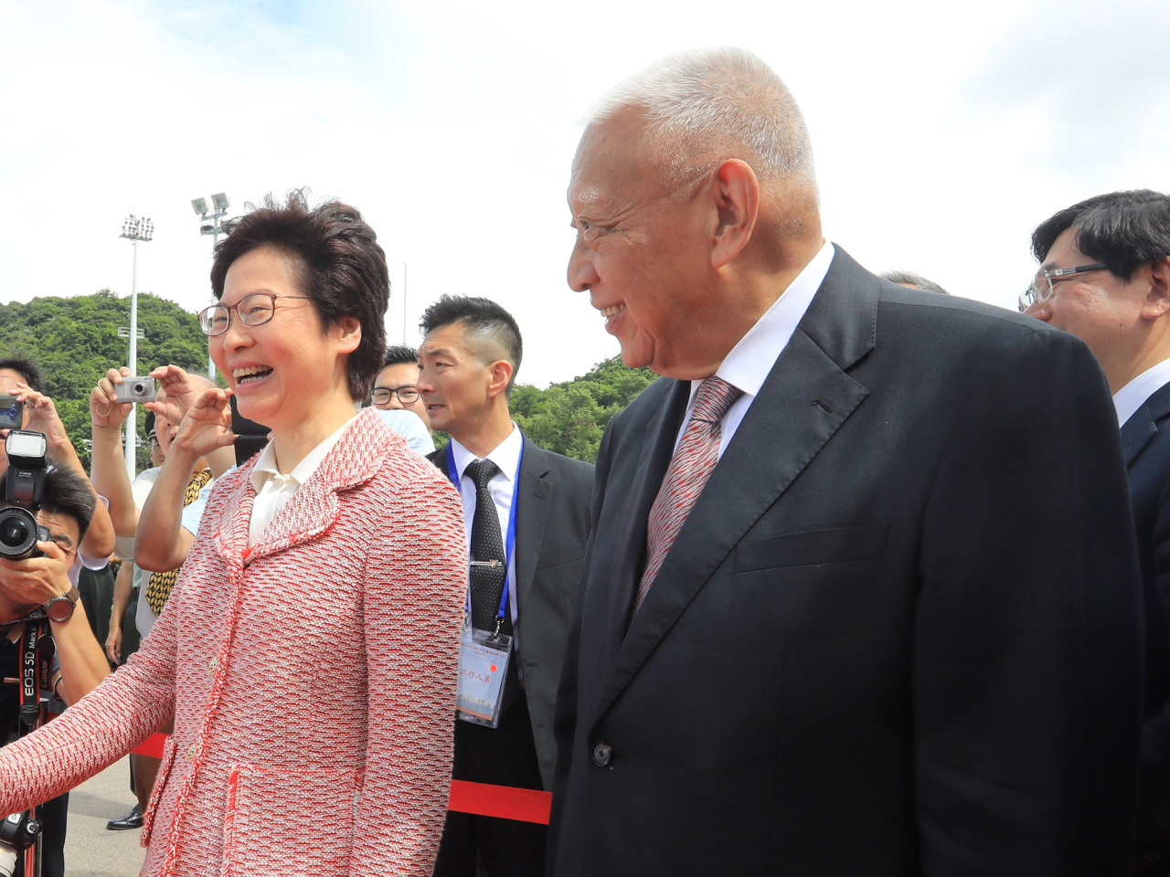 林鄭月娥形容董建華十分慈祥，令人懷念在他家中閒話家常，向對方致以最崇高的敬意。（政府新聞處資料圖片）