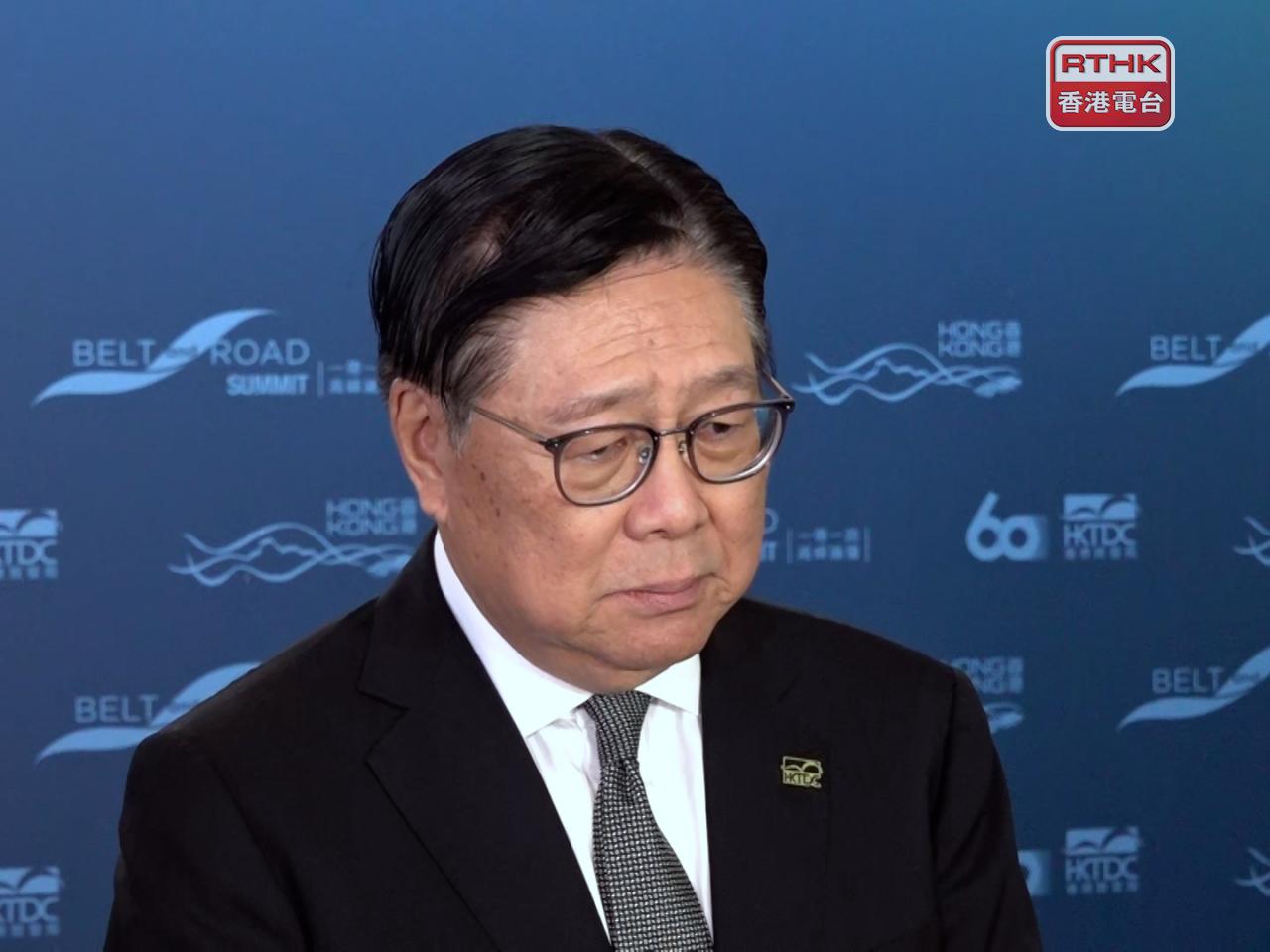 馬時亨會見記者時感觸哽咽，形容董建華為恩人，沒有對方，自己就不會加入政府。（彭冠中攝）