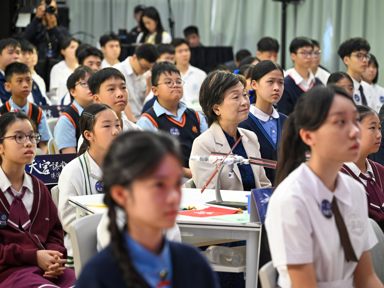 「天宮課堂」早上在黎家盈的中學母校舉行，蔡若蓮與學生一起參與活動。（教育局網頁圖片)