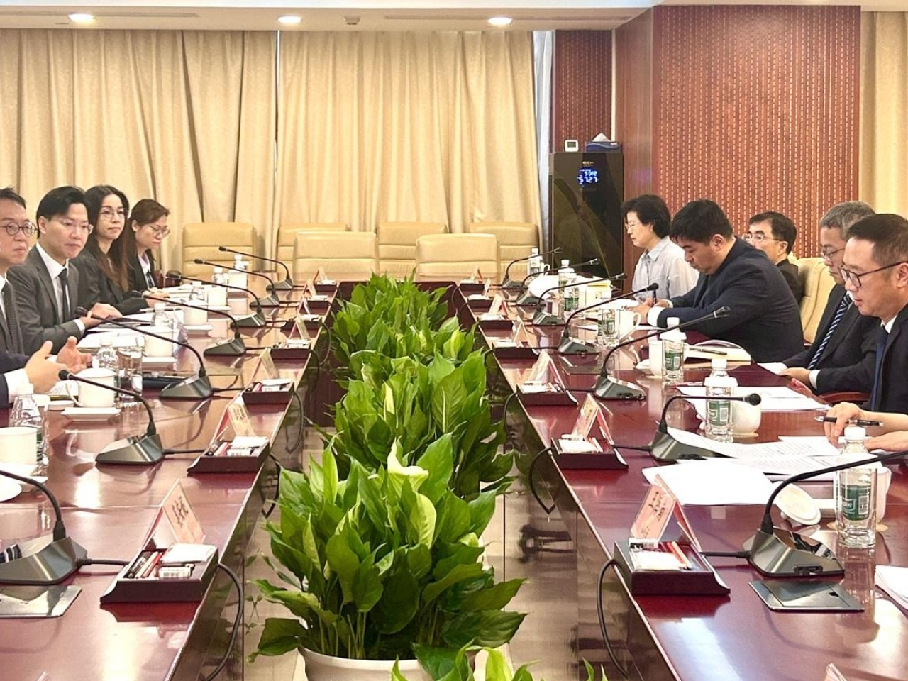 林文健率領部門代表到北京拜會國家藥品監督管理局，並出席與北京市衞生健康委員會合辦的京港衞生合作交流會。(政府新聞處)