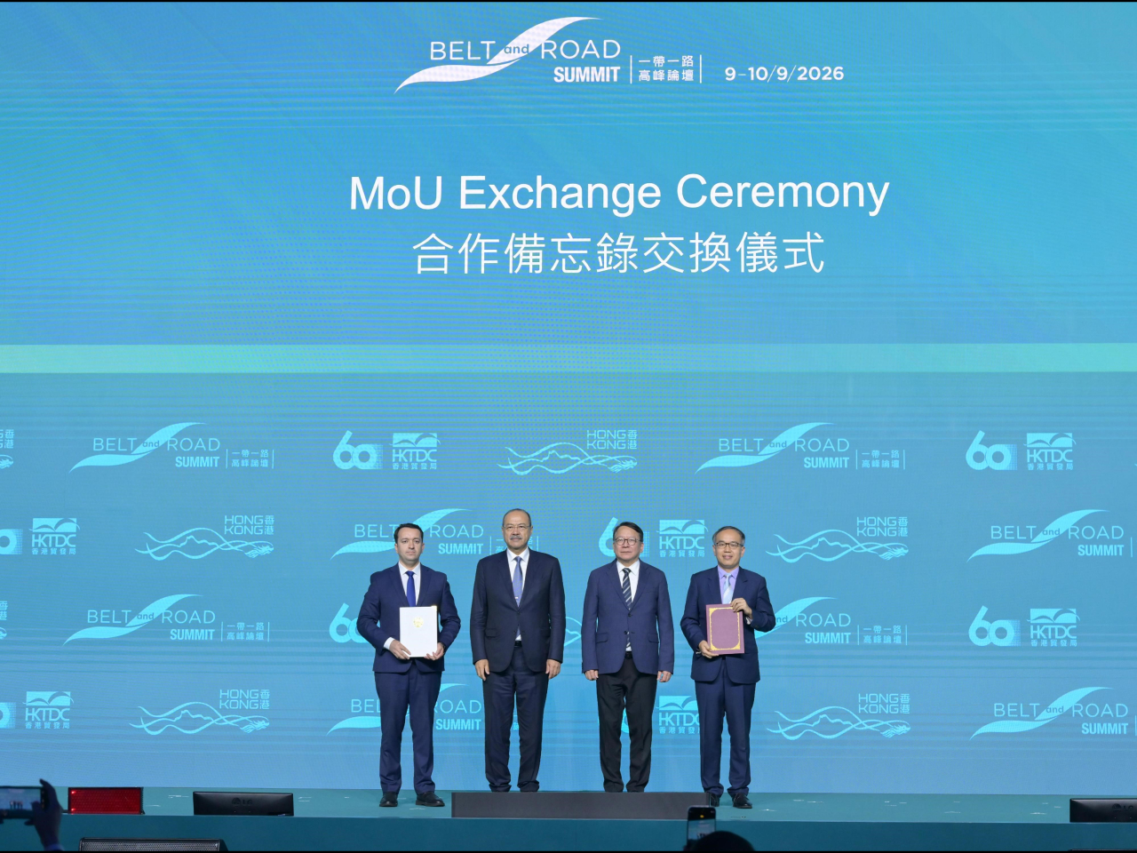 許正宇（右）與烏茲別克中央銀行副主席就加強兩地黃金市場合作交換諒解備忘錄。（政府新聞處圖片）