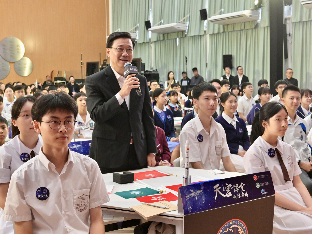 李家超（中）與神舟二十三號乘組航天員展開「天地對話」。(政府新聞處)