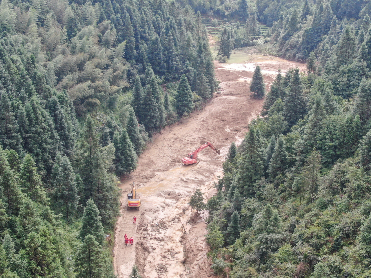 Rescuers clear a way to mudslide-hit Mingkeng village in Suichuan county, Jiangxi. File photo: Reuters