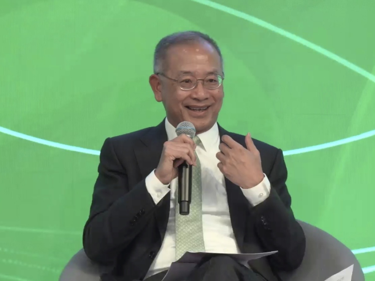 余偉文稱今年稍後發行新一批政府綠債將引入更多代幣化金融工具作結算。（網上會議截圖）