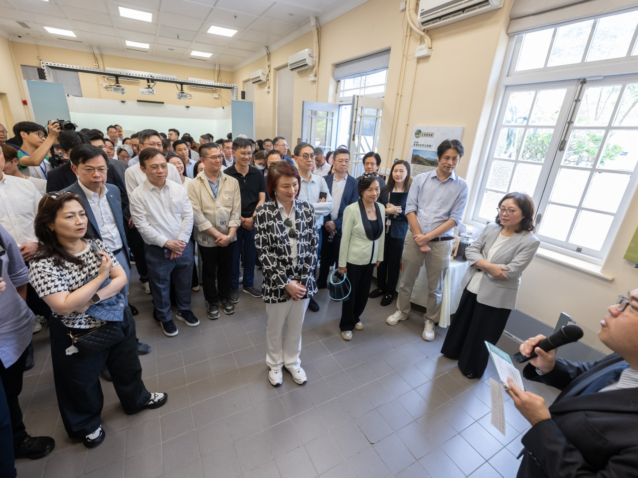 議員到訪嗇色園何東夫人醫局生態研習中心，聽取當局介紹醫局的活化及保育工作。（立法會）