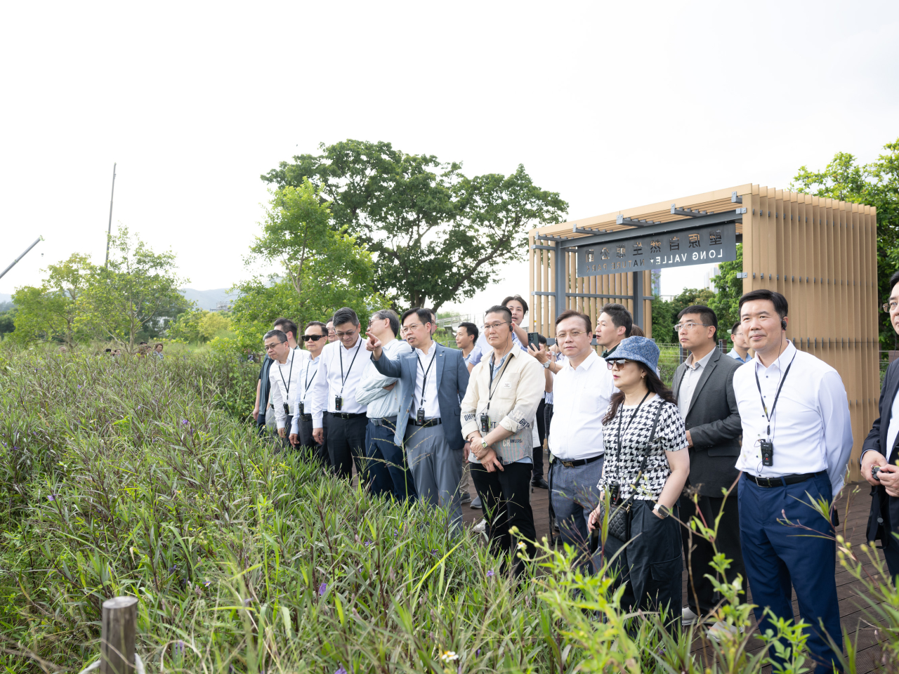 議員到訪塱原自然生態公園，聽取當局介紹在北都推動城鄉共融與生態保育的工作。（立法會）