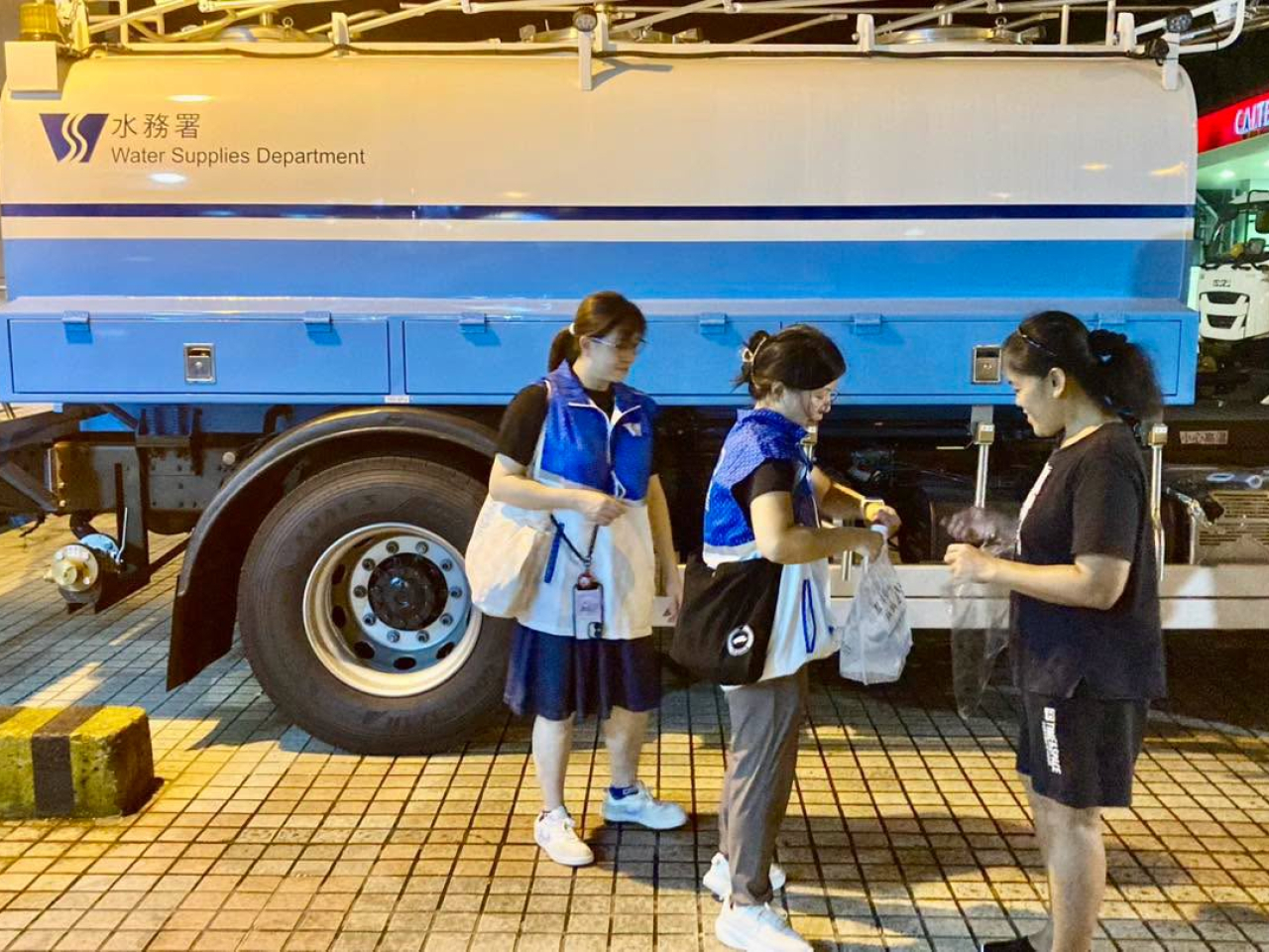 「供水特攻隊」 為有需要的居民及長者中心送上水袋及樽裝水。(水務署社交平台)
