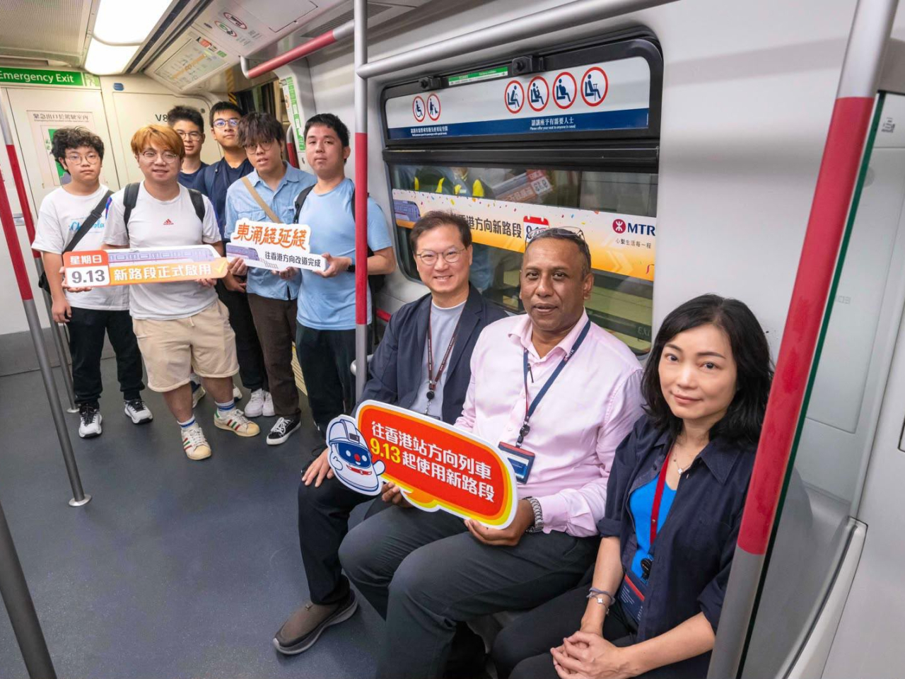 港鐵機場鐵路總管呂幹貽(右三）、總經理－大嶼山及新界南工程項目彭立航（右二），工程管理主管－大嶼山梁寶寶（右一）今早與鐵路迷及乘客乘搭首班列車。(港鐵提供)