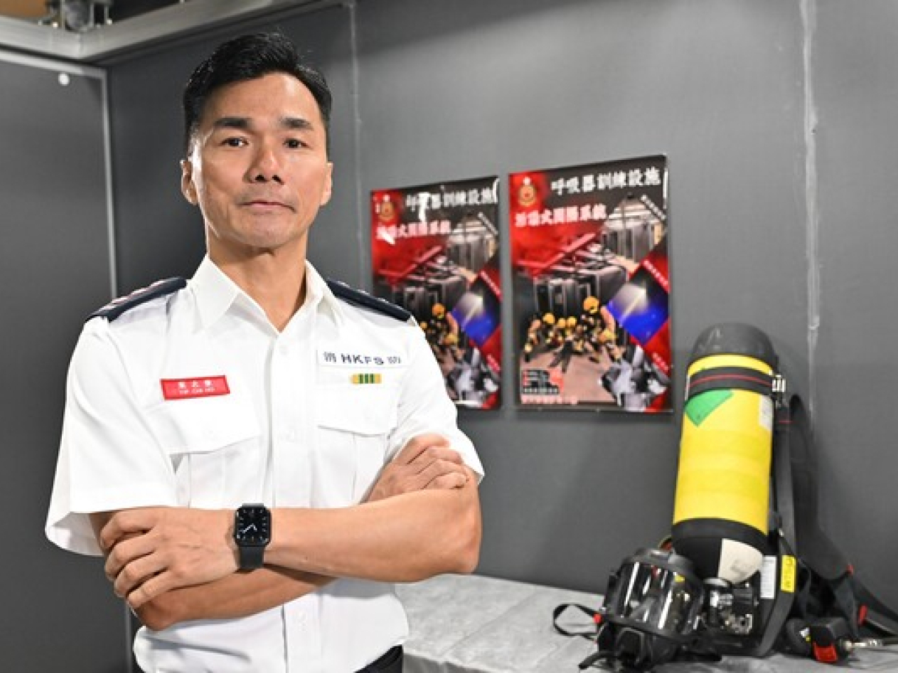 葉志豪說，消防人員以往替換氣樽需時約一分半鐘，現時換上快速接頭，不用10秒便完成。（政府新聞處）