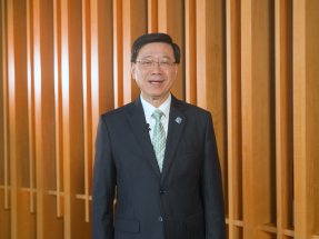 香港五年規劃｜李家超佩戴特別設計襟章領帶