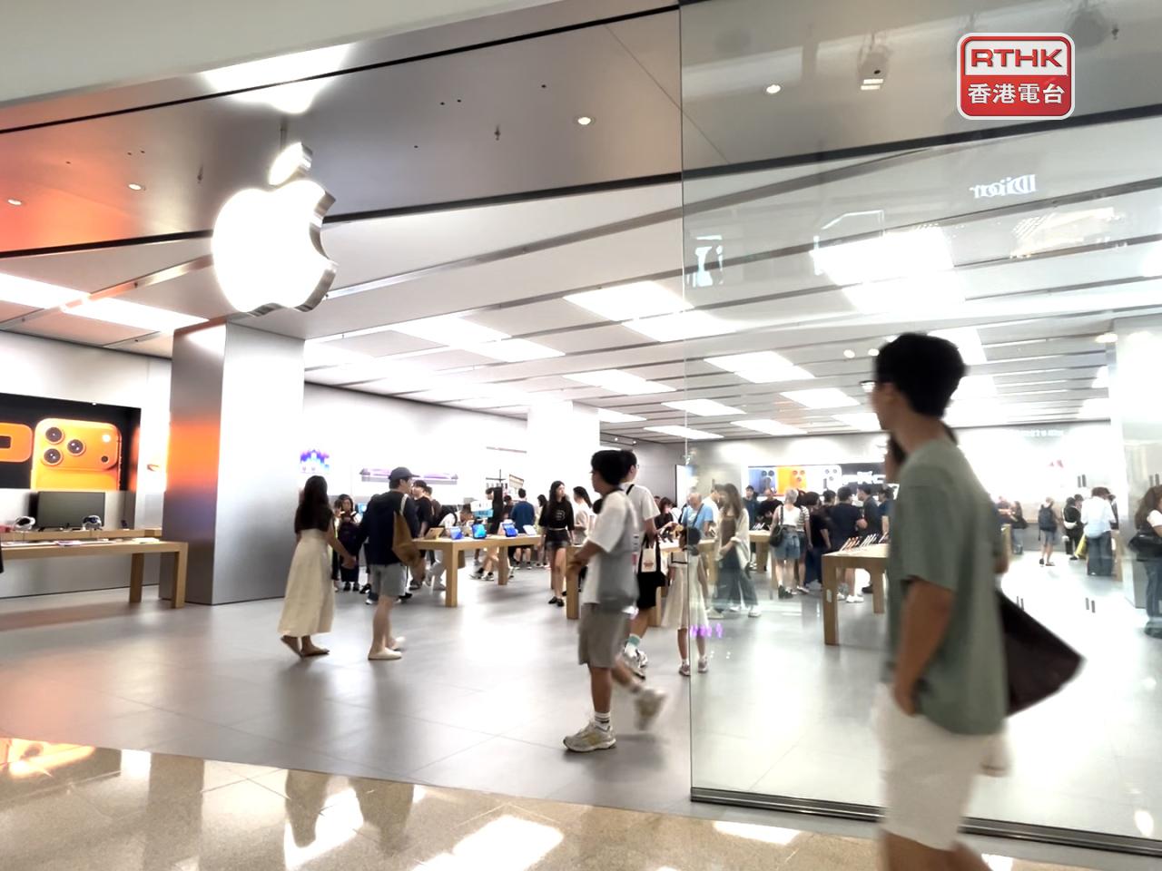 People have been complaining online, saying their credit cards were used without their consent to pre-order Apple's new iPhone. Photo: RTHK