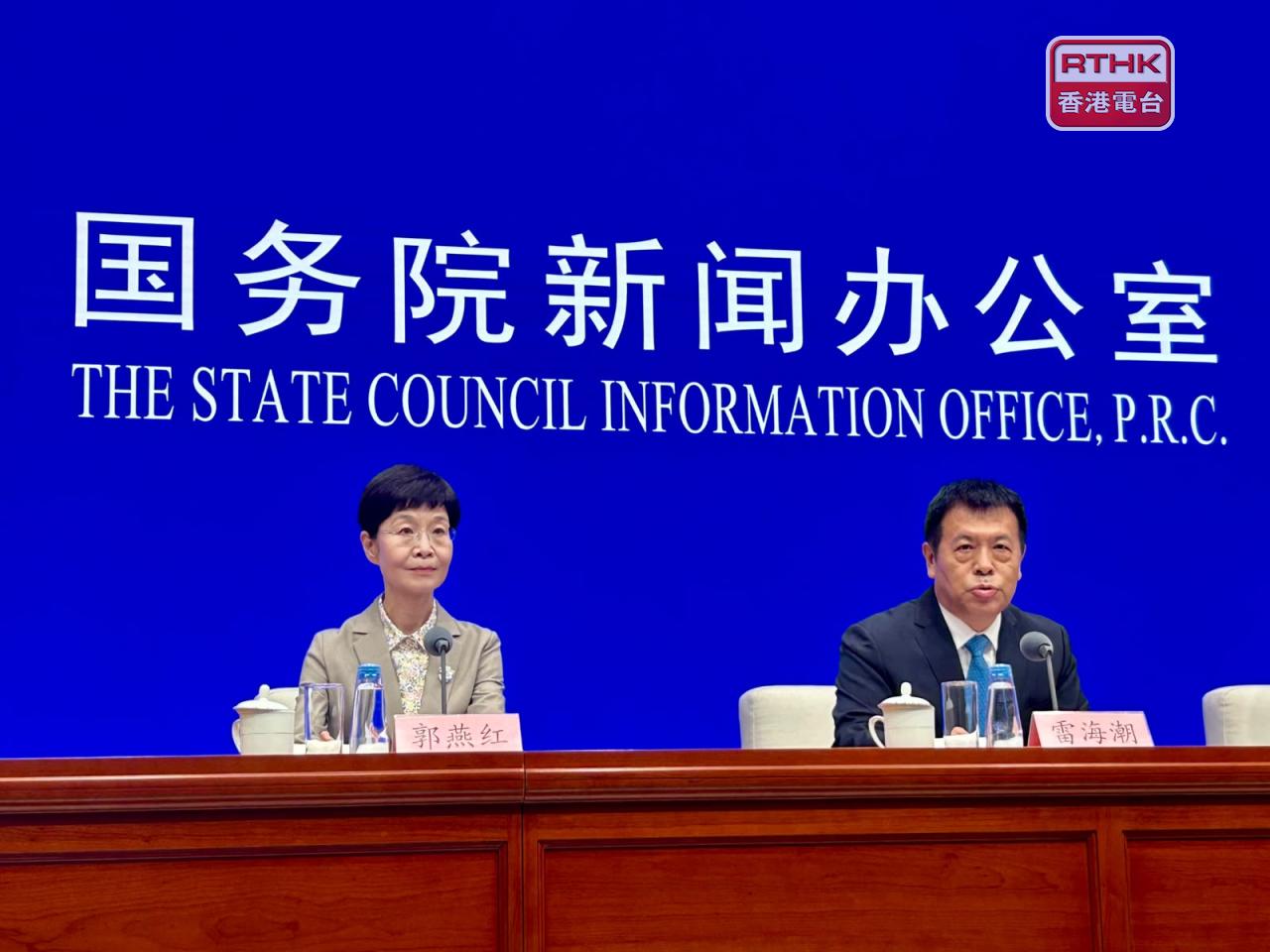 雷海潮（右）表示，要進一步營造生育友好環境，「十五五」期間繼續推進託幼一體化發展，支持社區、用人單位舉辦託育服務機構。（鄧穎琳攝）