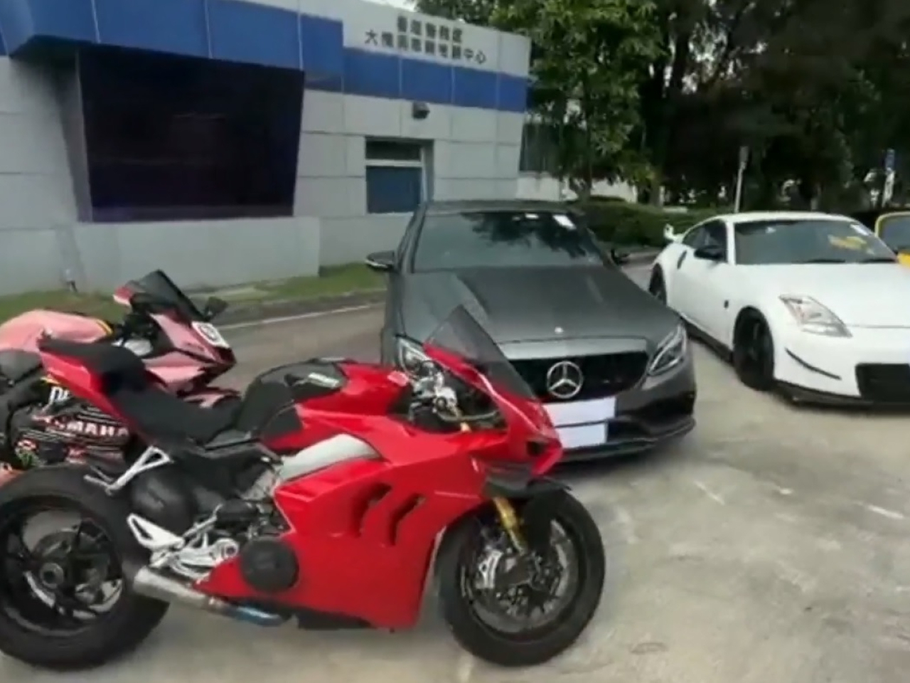 行動中，警方扣查的車輛。（香港警察社交專頁）