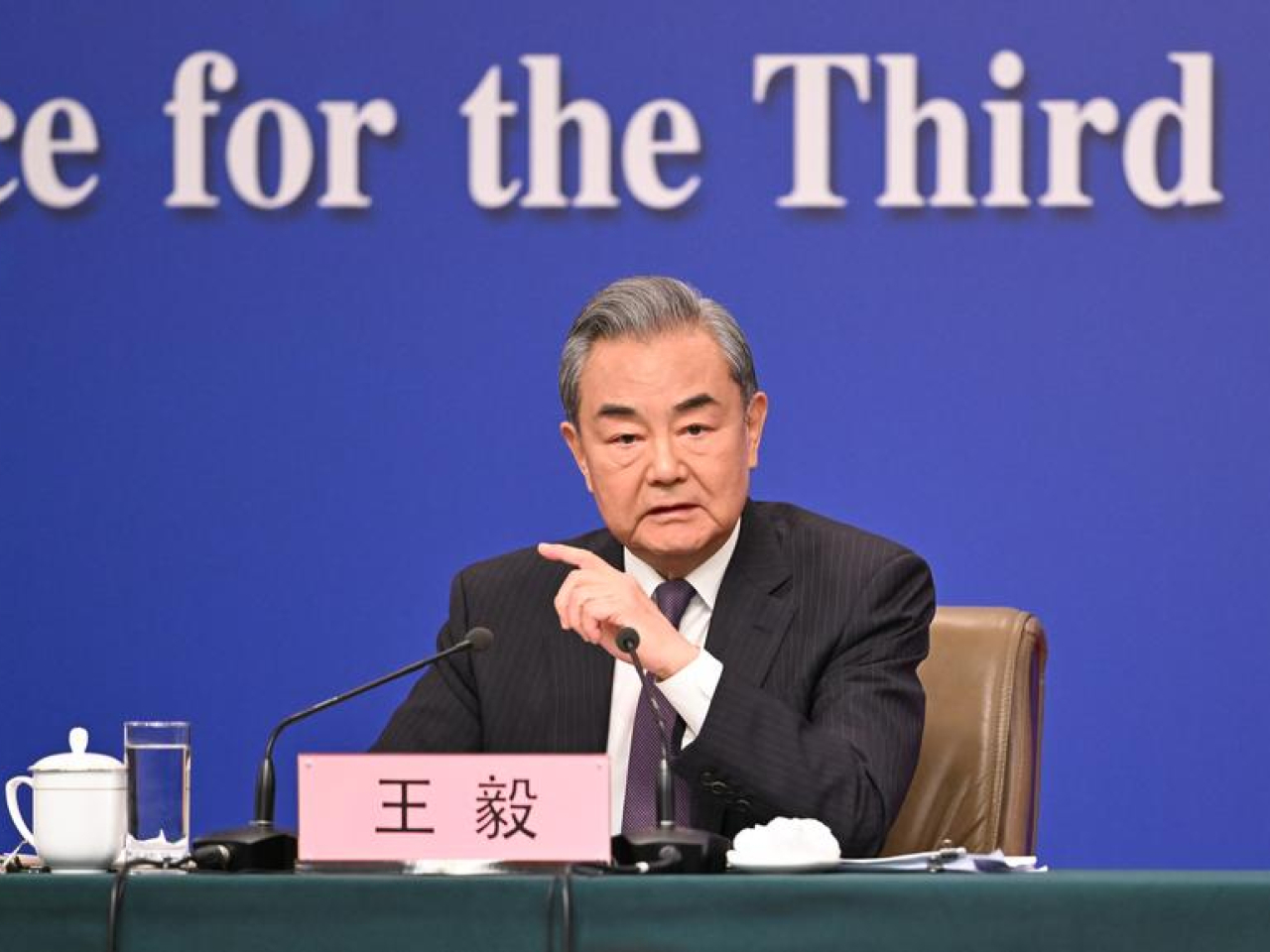 王毅與法國外長巴羅通話時指出，中歐應該堅持夥伴定位、互利共贏、相互開放，以建設性對話妥善解決經貿摩擦。（新華社資料圖片）