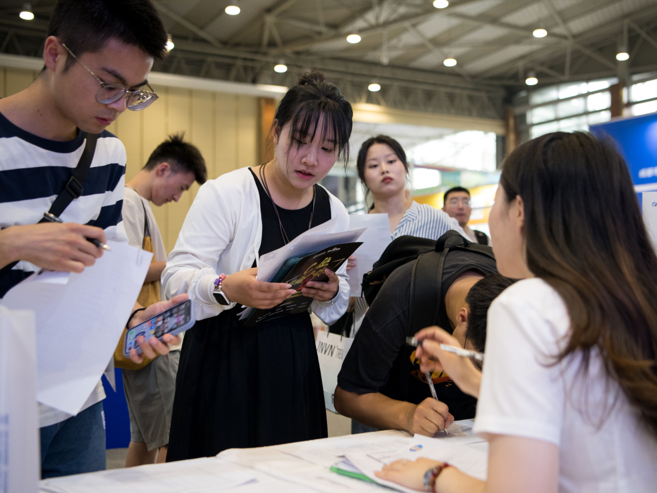 國家統計局表示，就業形勢總體穩定，失業率出現季節性上升。（新華社資料圖片）