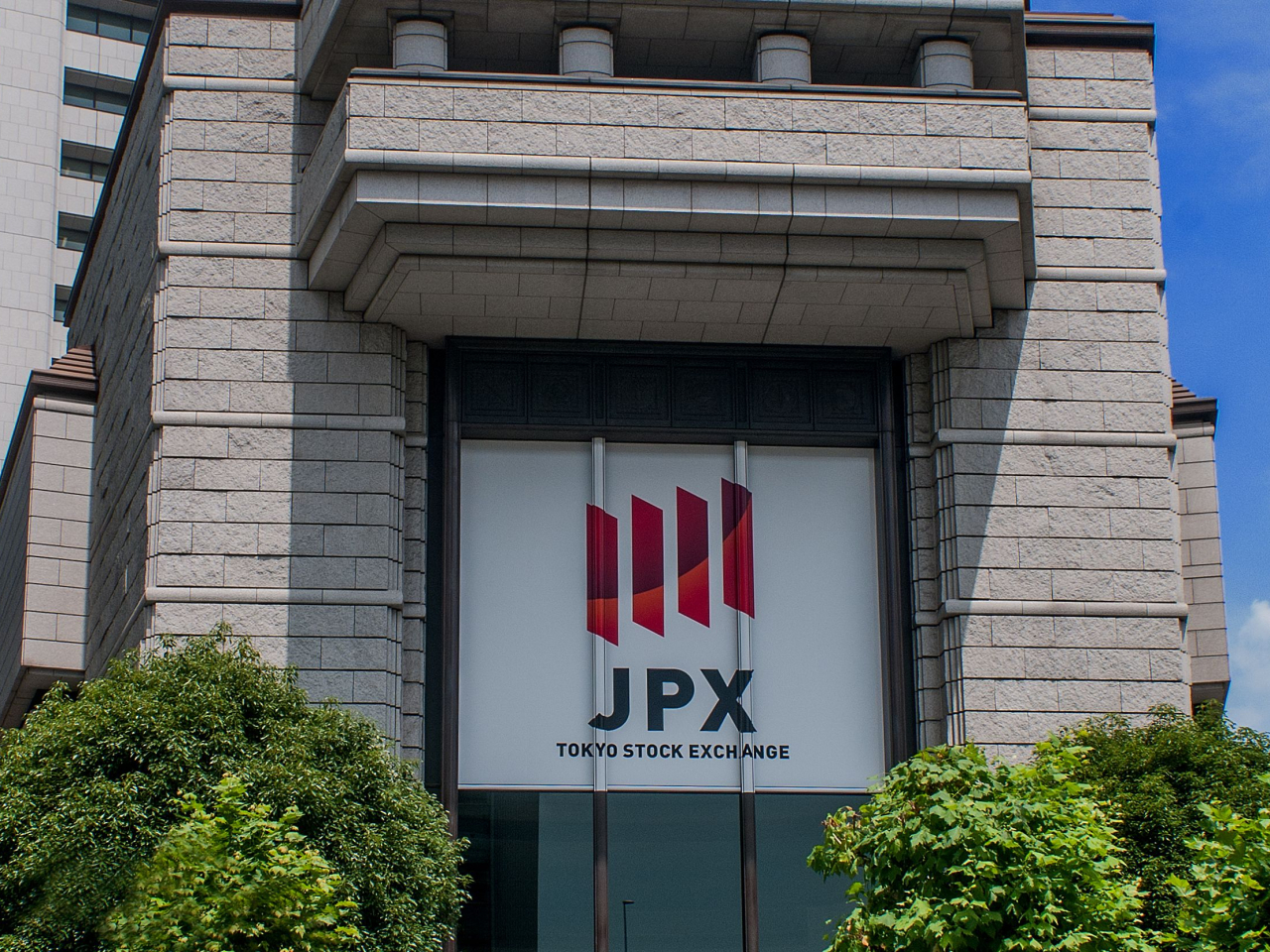 日經指數早段下試63000點支持，其後回升，半日報64082點，升589點。（日本交易所圖片）
