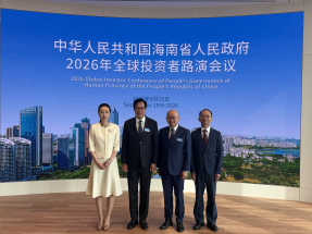 黃偉綸（左二）稱海南省政府再度來港發債象徵瓊港深化合作達到新高度；張雪（左一）稱海南將推出更多增量政策。（趙嘉駿攝）