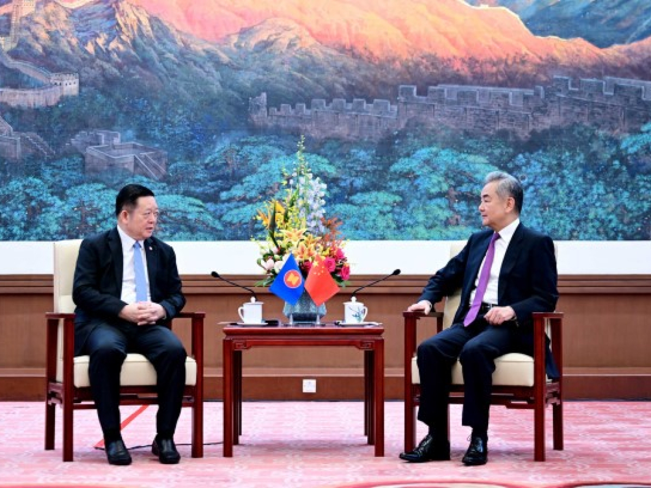 王毅與東盟秘書長高金洪會面，表示中方高度重視東盟並將東盟作為周邊外交優先方向。（外交部網頁圖片）