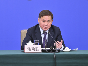 潘功勝稱貸款降速提質或將成為宏觀運行新常態之一。（新華社資料圖片）
