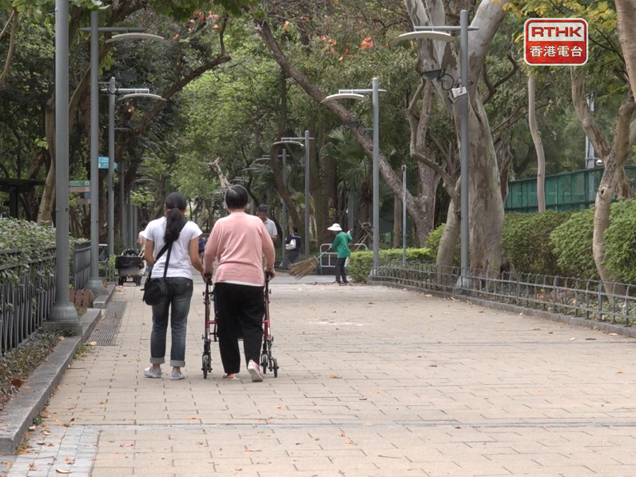 施政報告提出，低收入家庭照顧者津貼增加一成、至3300元。（港台圖片）