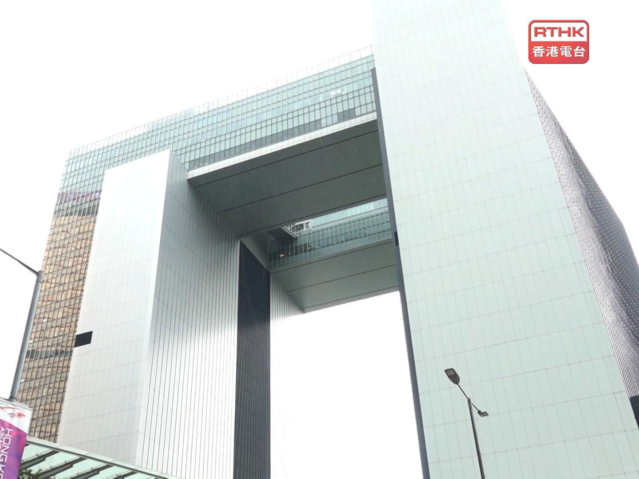施政報告提出，優化1823，部門派首長級人員監察處理投訴。（港台圖片）