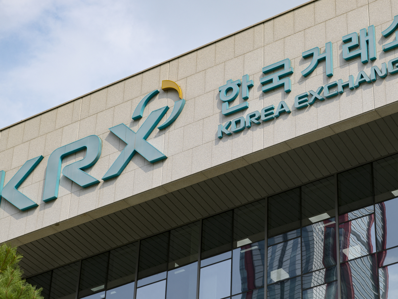 首爾綜合指數收市報6717點，升90點，升幅1.37%，結束4個交易日連跌。（法新社資料圖片）