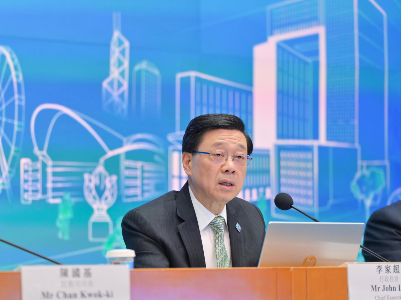 李家超在記者會表示，絕對以本地勞工就業為優先考慮。（政府新聞處）