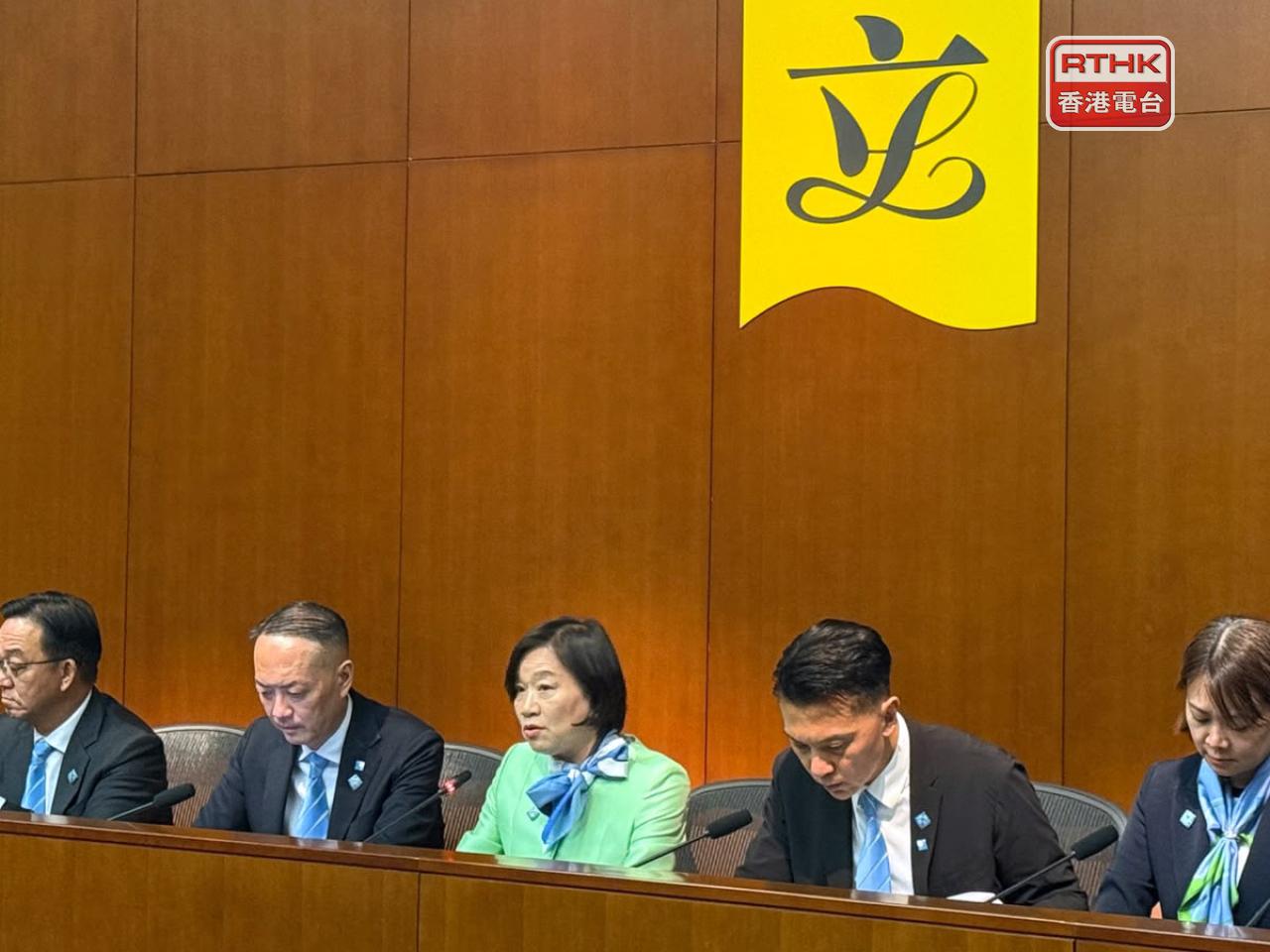 梁美芬（中）認為基礎教育及中學教育都應吸納非本地生，宿舍安排十分重要。（任浩鋒攝）