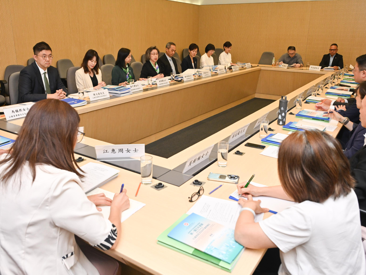 楊何蓓茵下午與四個公務員中央評議會及四個主要跨部門公務員團體職方代表會面，簡介《香港第一個五年規劃》及《施政報告》與公務員事務的相關內容。(政府新聞處)