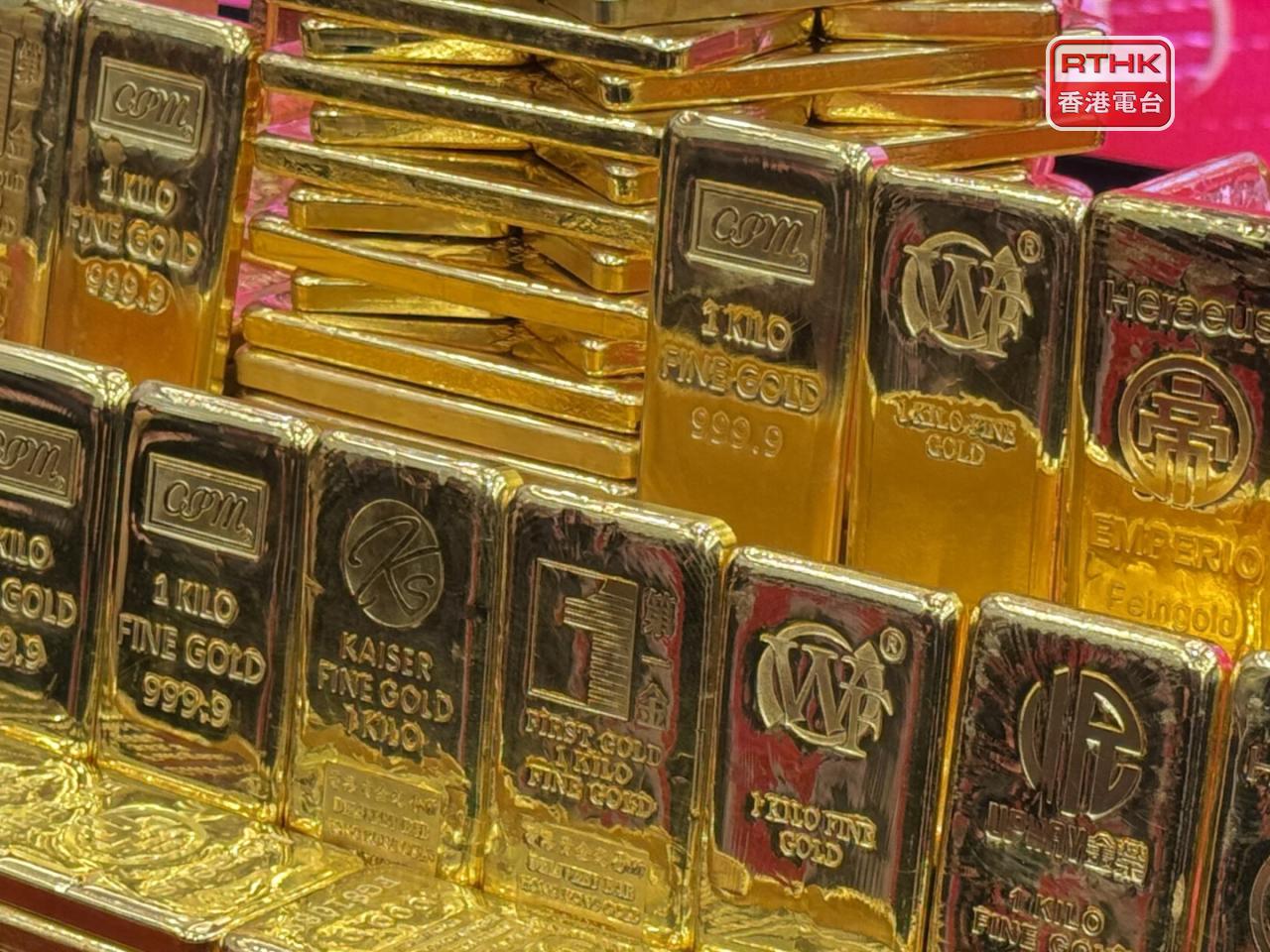 李家超說，金管局除了確保銀行及貨幣體系有堅強管控和實力，從分散投資而言，黃金亦值得考慮。(港台圖片)