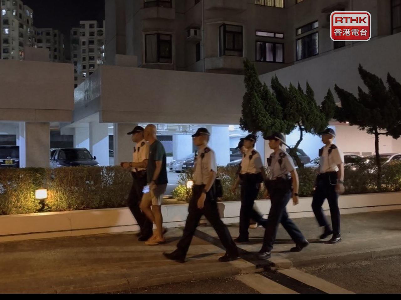 警方晚上在案發的杏花邨現場調查。(葉美薏攝)