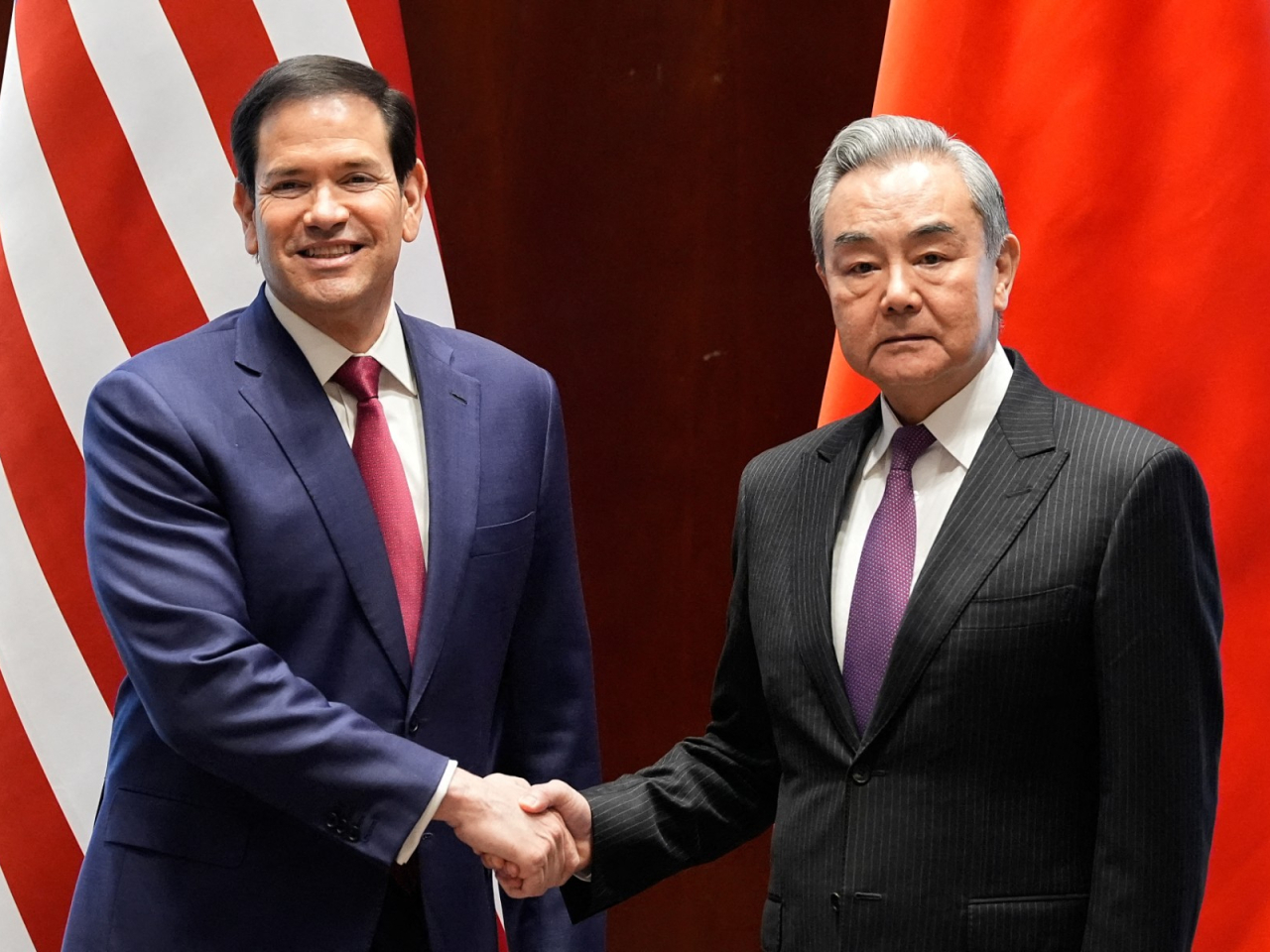 中共中央政治局委員、外長王毅與美國國務卿魯比奧通電話。（法新社資料圖片）