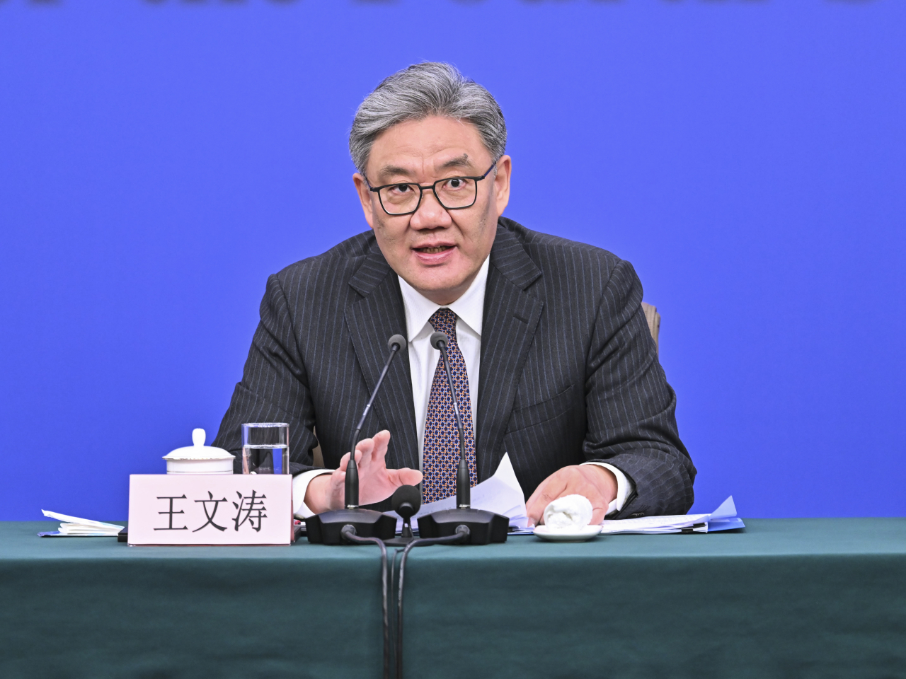 王文涛與歐委會貿易和經濟安全委員謝夫喬維奇就中歐經貿問題舉行視像會談。（新華社）