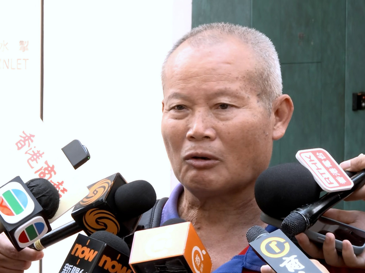 有市民到銅鑼灣摩頓臺活動中心簽署弔唁冊。（廖漢榮攝）