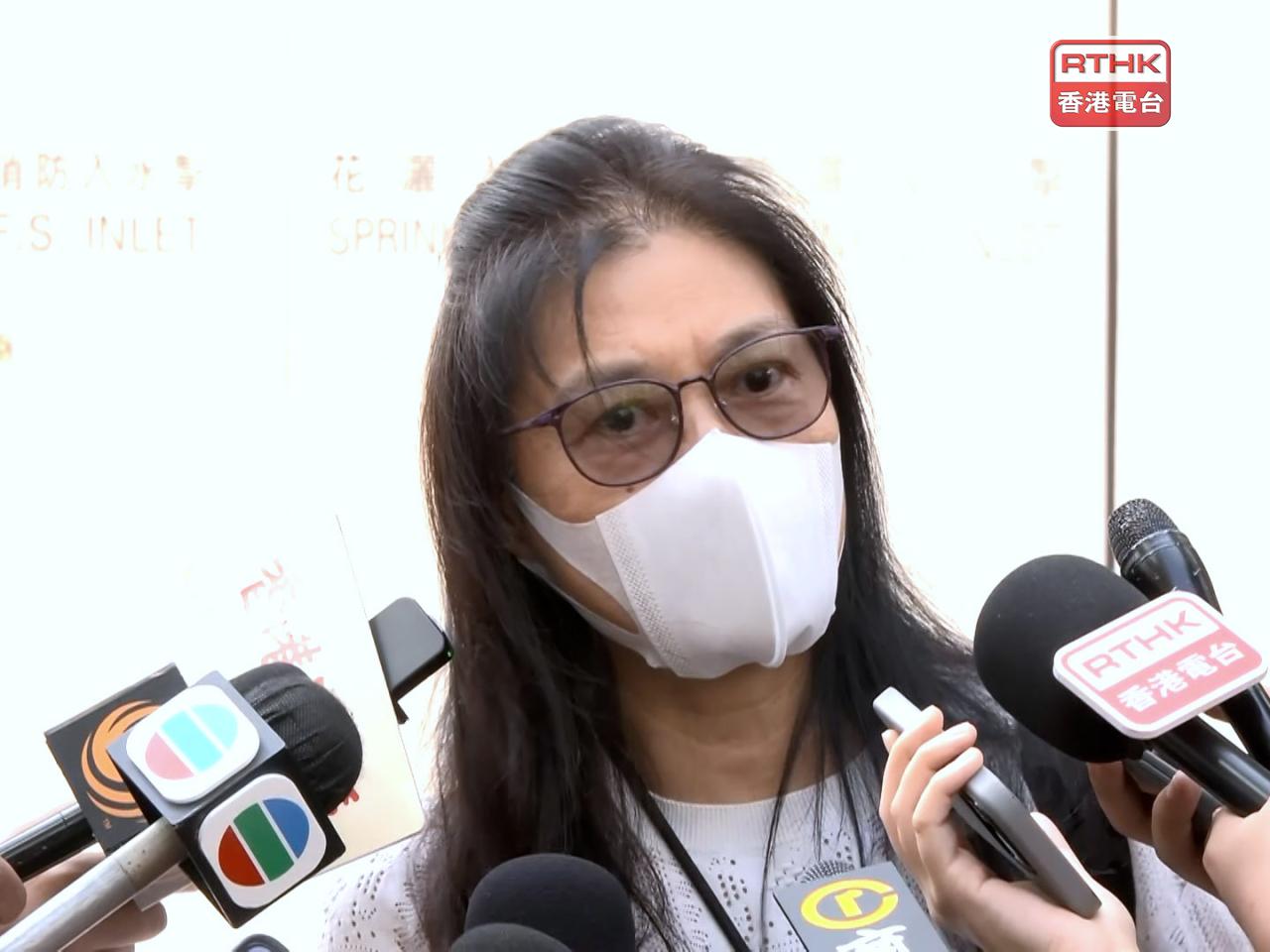 有市民帶同鮮花悼念董建華。（廖漢榮攝）