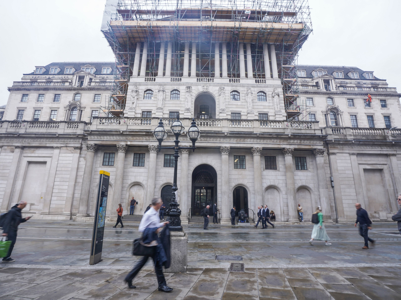 姜靜指出，英倫銀行一系列債券相關舉措，可能令債市情緒稍為回穩，但並無改變經濟基本面。（法新社）