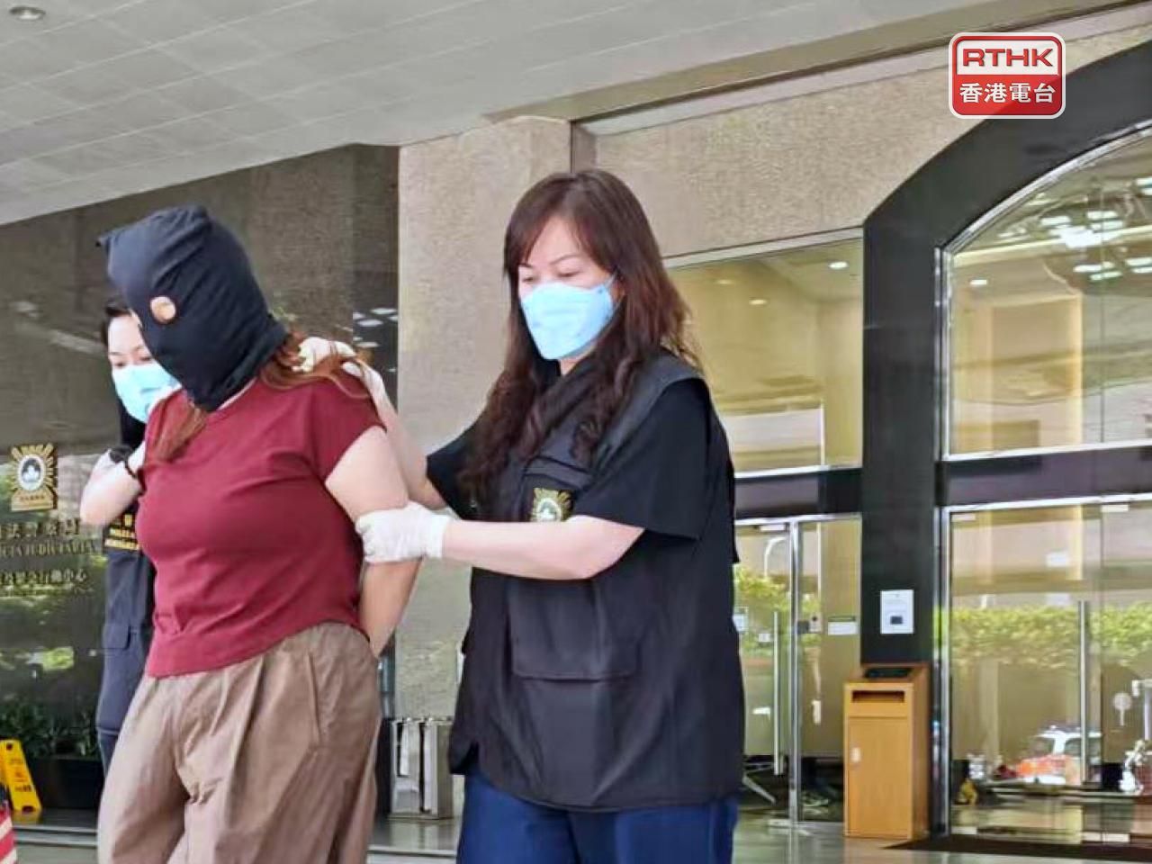 澳門司警將被捕的香港女子押往檢察院偵訊。（鄭月明攝）