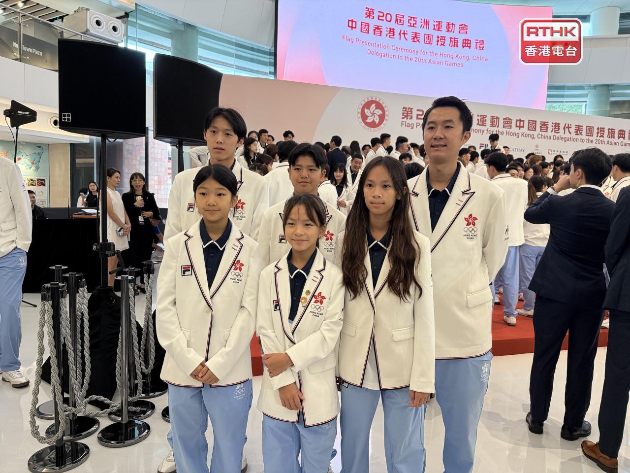 港隊於滑板項目，會派出兩男三女出賽，年僅11歲的黃爾萱(中)，是今屆港隊代表團年紀最輕既運動員。（港台圖片）