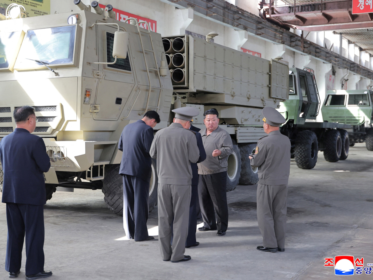 金正恩視察國防工業部門工作，了解重要軍工企業的生產情況。(路透社)
