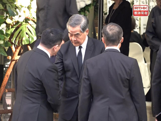 董建華設靈 歷屆行政長官到場致意