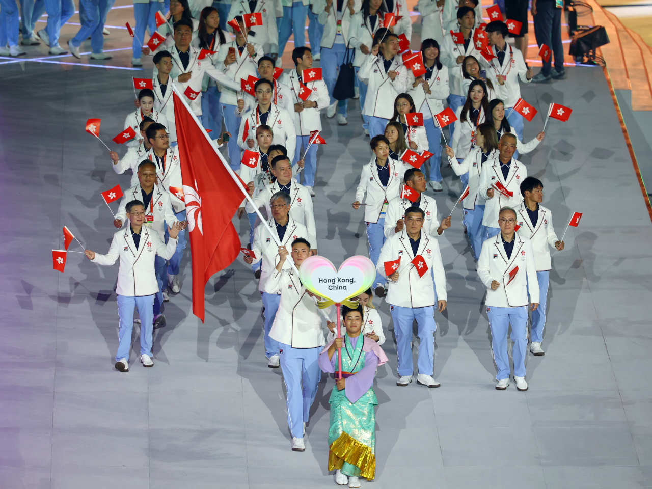 中國香港代表團持旗手分別是男子三人籃球運動員楊博文及女子武術運動員沈曉榆。(路透社)