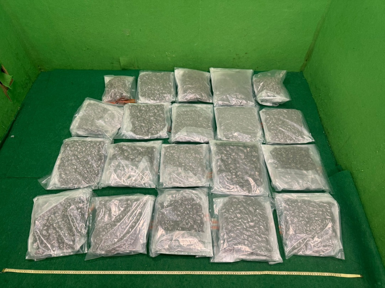 海關在香港國際機場偵破行李藏毒的販毒案件，共檢獲約7斤懷疑大麻花，估計市值共約140萬元，拘捕3名男子。(政府新聞處)