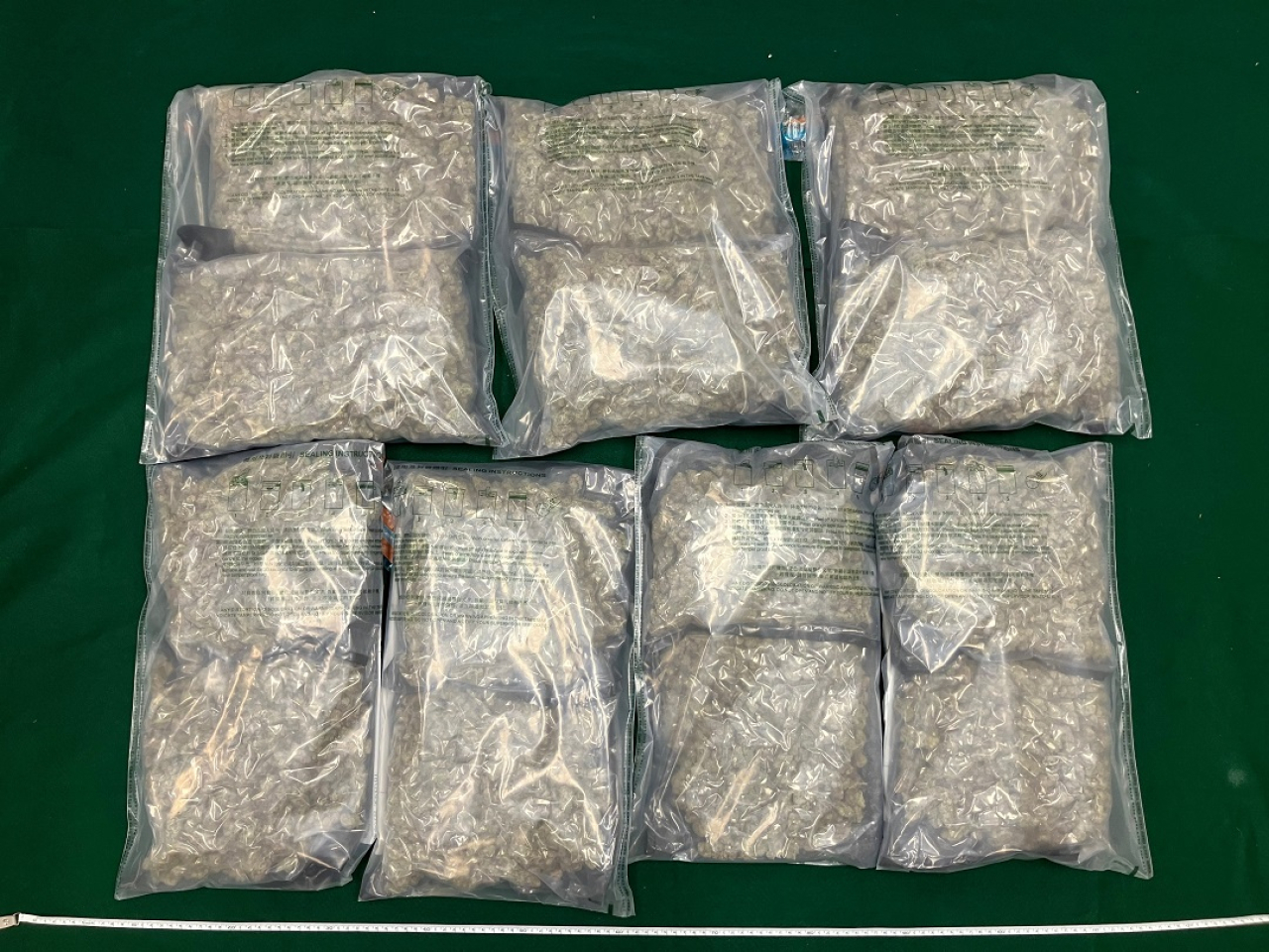 海關在香港國際機場偵破一宗旅客販運毒品的案件，檢獲約5.8公斤懷疑大麻花以及12支未完稅香煙。(政府新聞處)