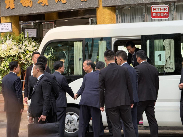 董建華公祭早上舉行　石泰峰、夏寶龍及梁振英抵達殯儀館 - RTHK