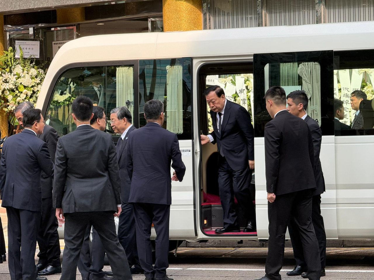 中央港澳辦、國務院港澳辦主任夏寶龍到達現場。（任浩鋒攝）
