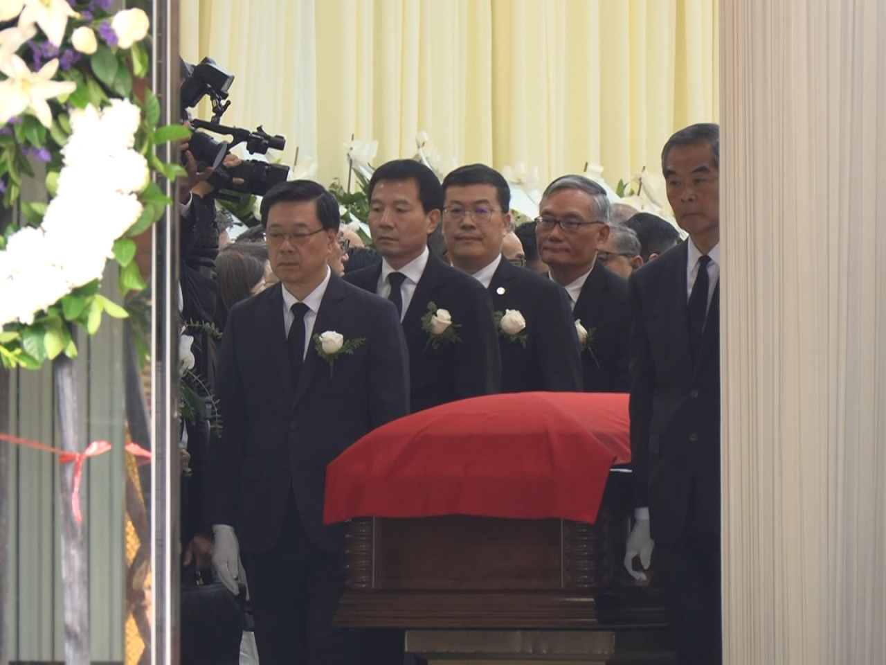 董建華的靈柩由治喪委員會副主任委員梁振英、行政長官李家超，以及國務院港澳辦副主任徐啟方等人扶靈。（鍾家銘攝）