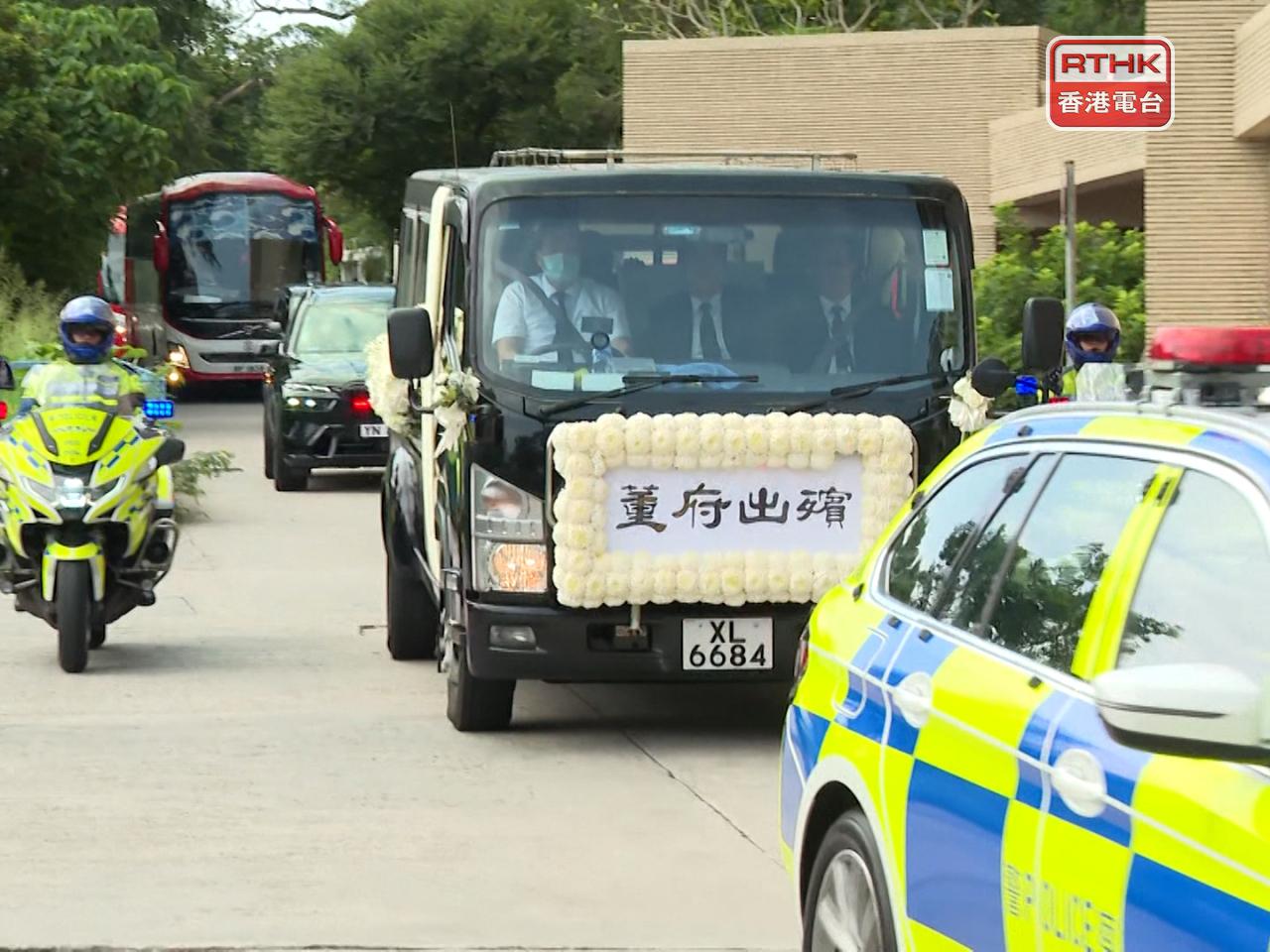 The hearse carrying Tung Chee-hwa's coffin, escorted by police, heads to Cape Collinson Crematorium. Photo: RTHK