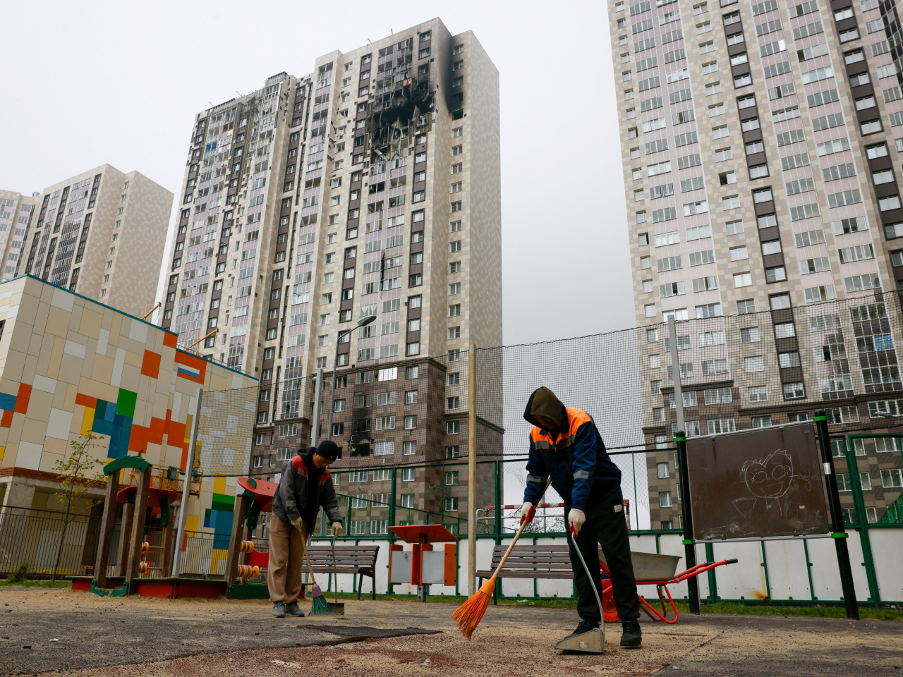 莫斯科有住宅大廈被無人機擊中。（路透社）