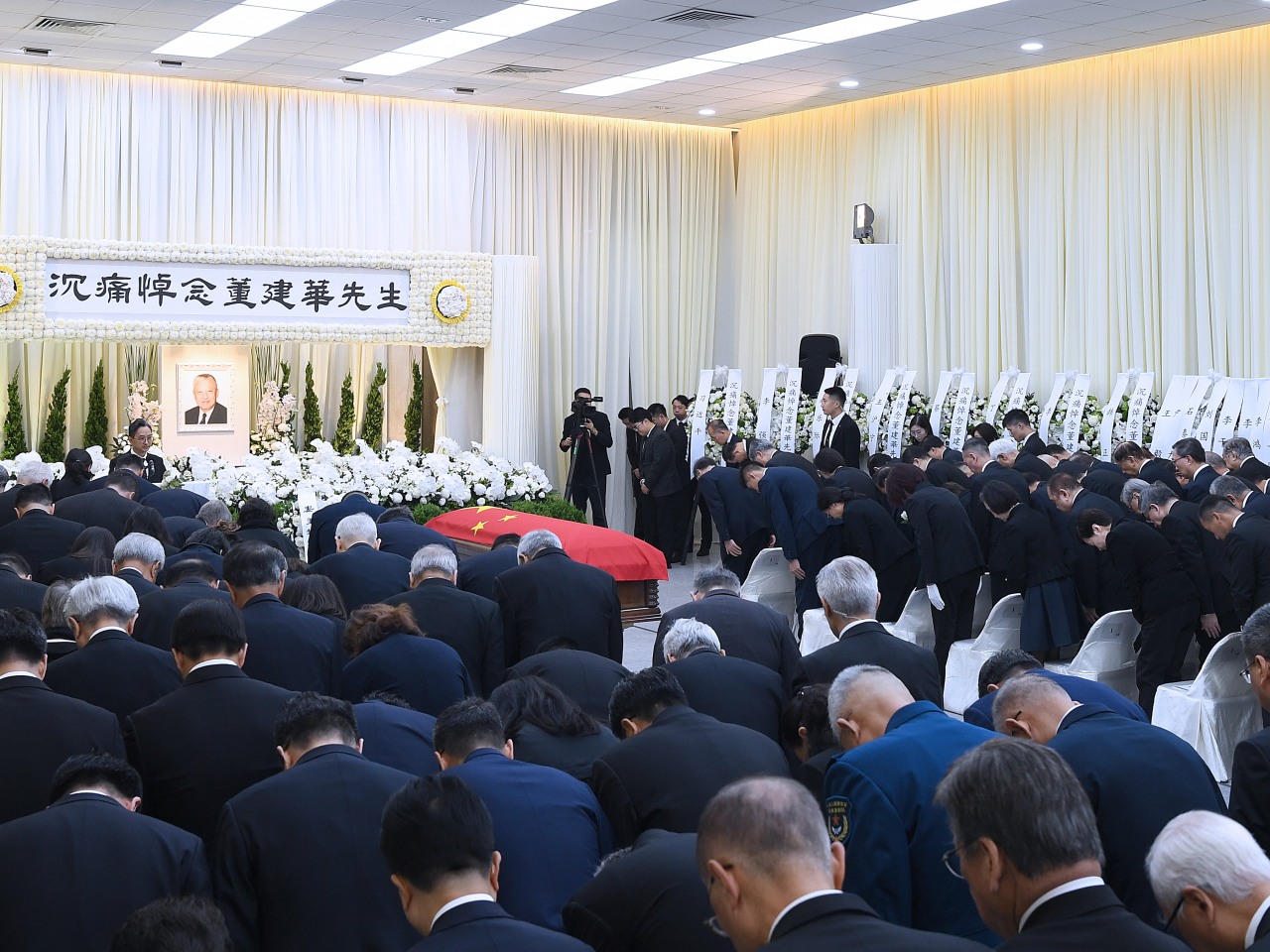 社會各界代表在靈堂致祭。（政府新聞處）