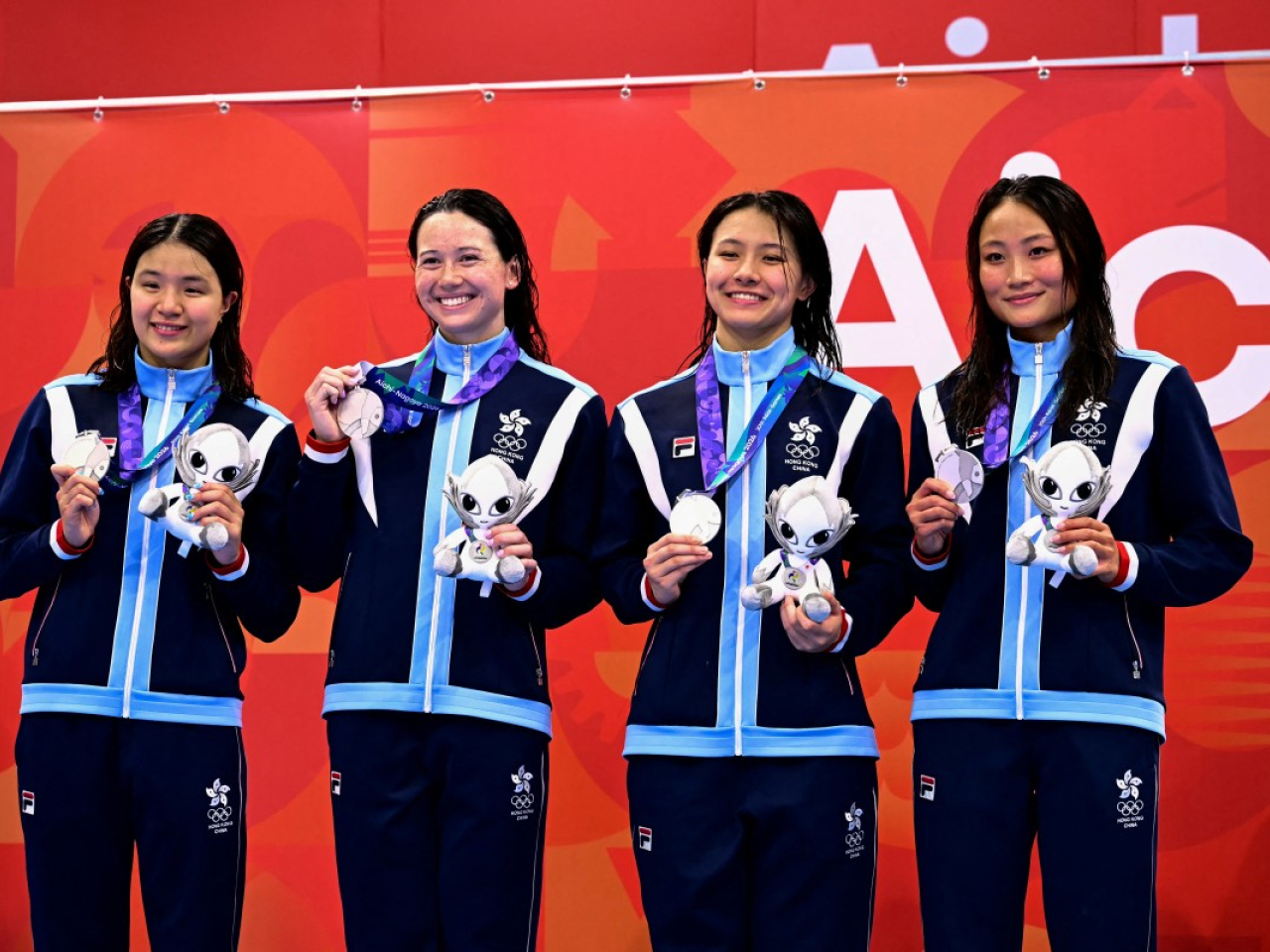 名古屋亞運，港隊在女子4X100自由泳接力項目，奪得銀牌。(法新社)